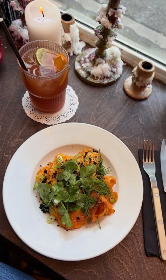 Assiette et cocktail servis au Coyote