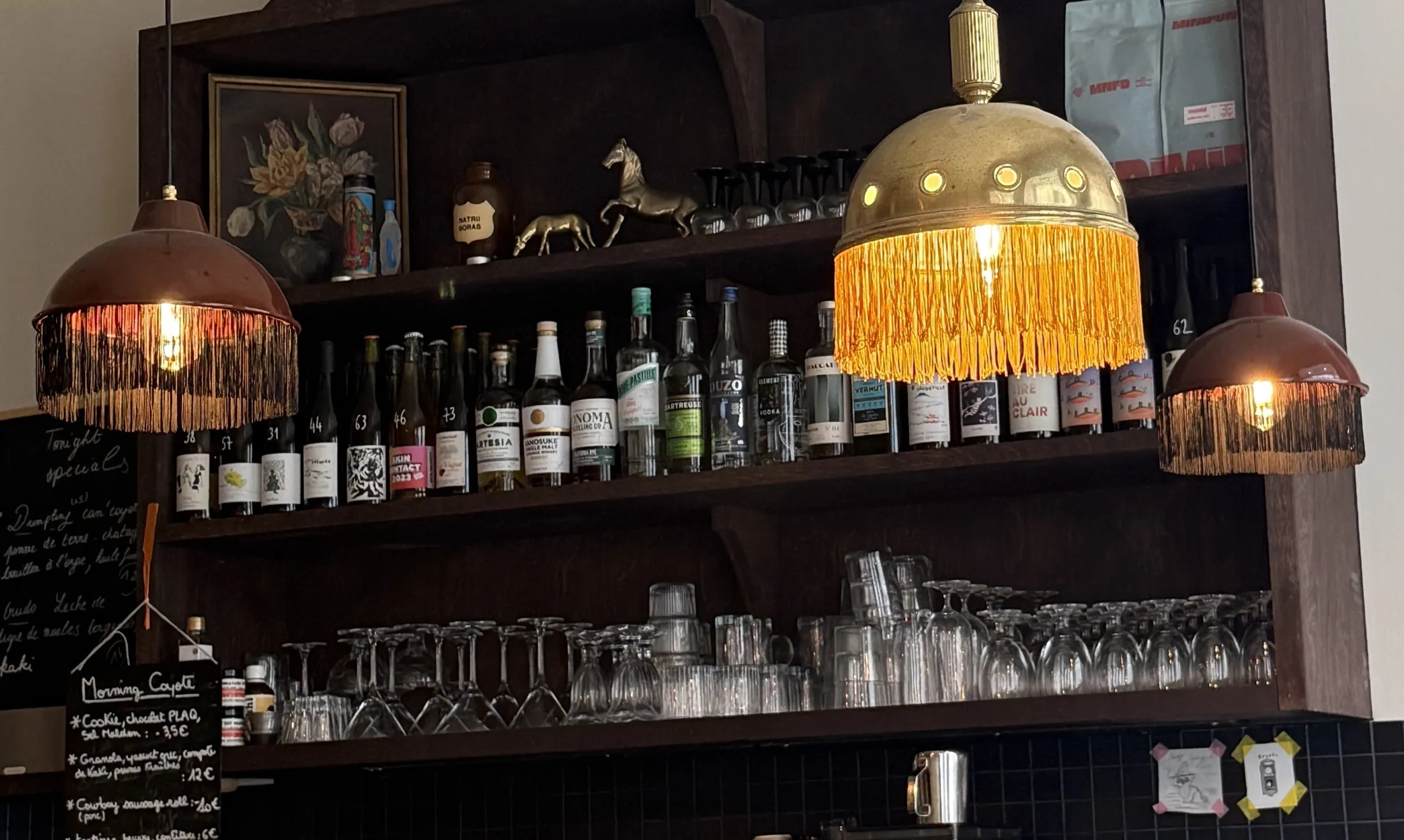 Le bar du Coyote, abat-jour à franges et quilles