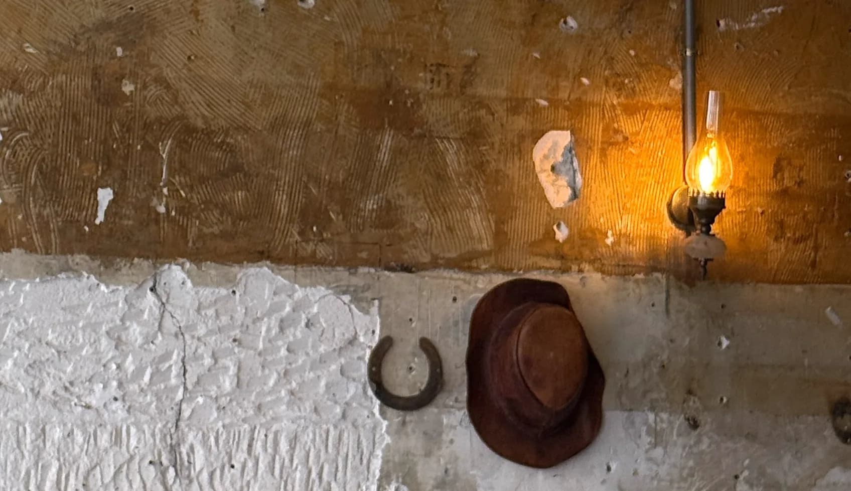 Détail western : chapeau et fer à cheval