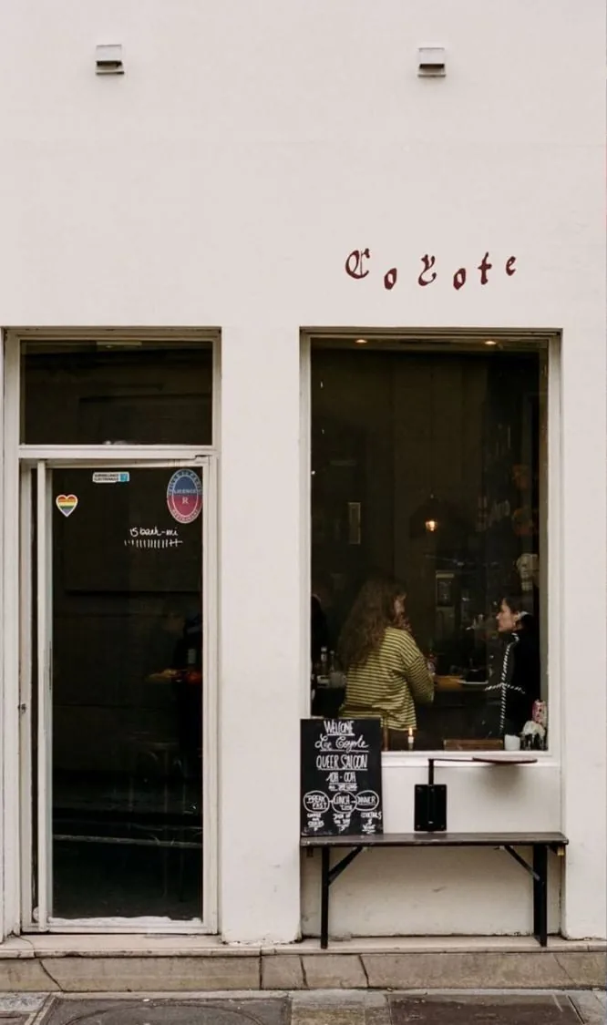 Façade blanche du Coyote rue des Archives