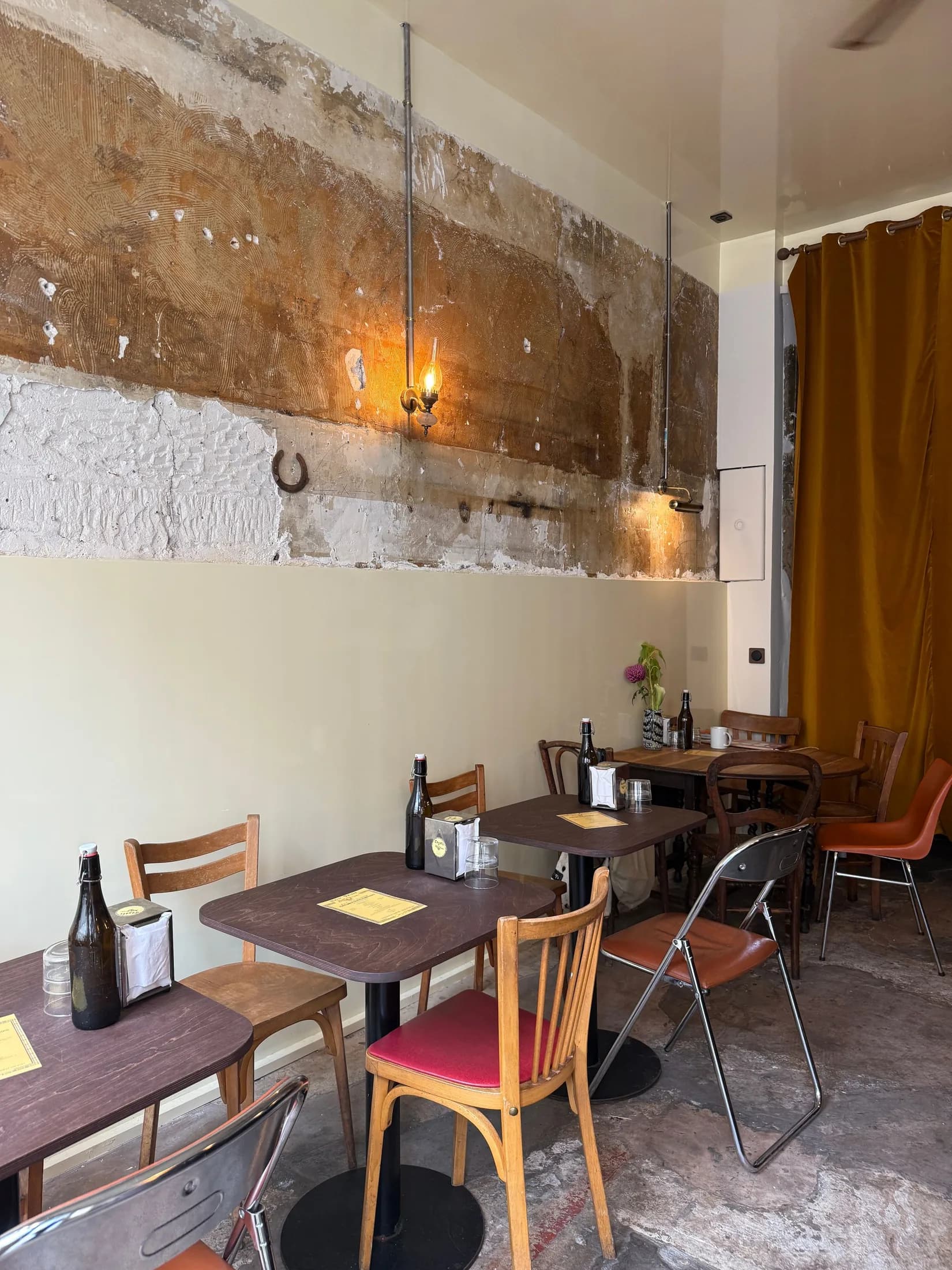 Salle du Coyote, tables et mur décapé