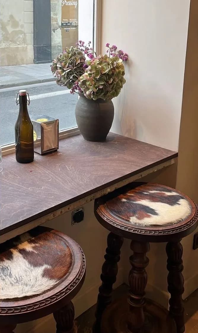 Tabourets en peau le long de la fenêtre